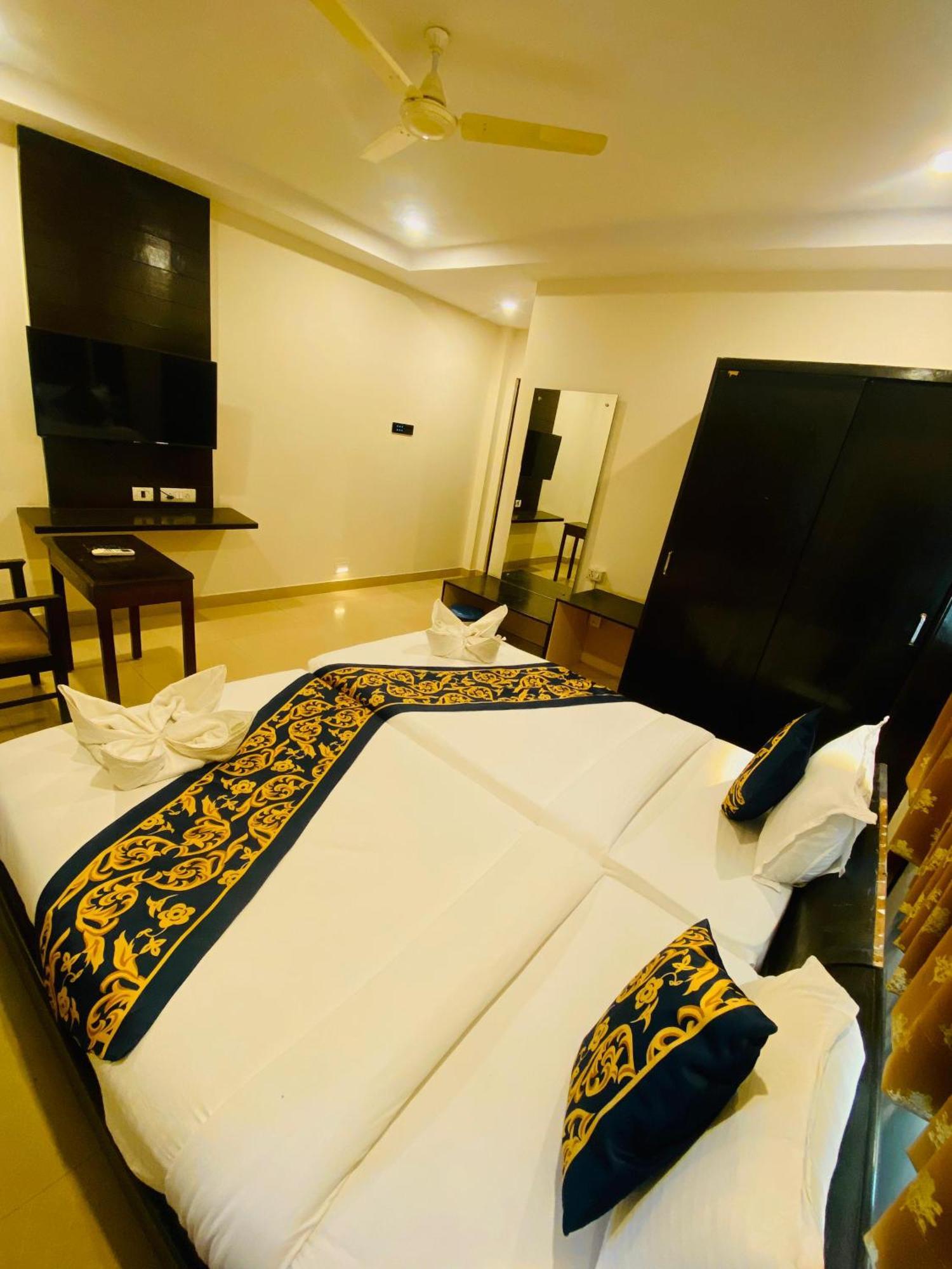 Shloka Residency Hotel Шамшабад Екстериор снимка